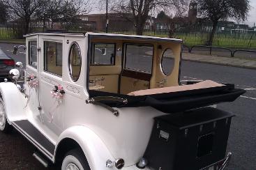 Vintage wedding cars Cleveland area. 6 passenger seat vintage style wedding limousine